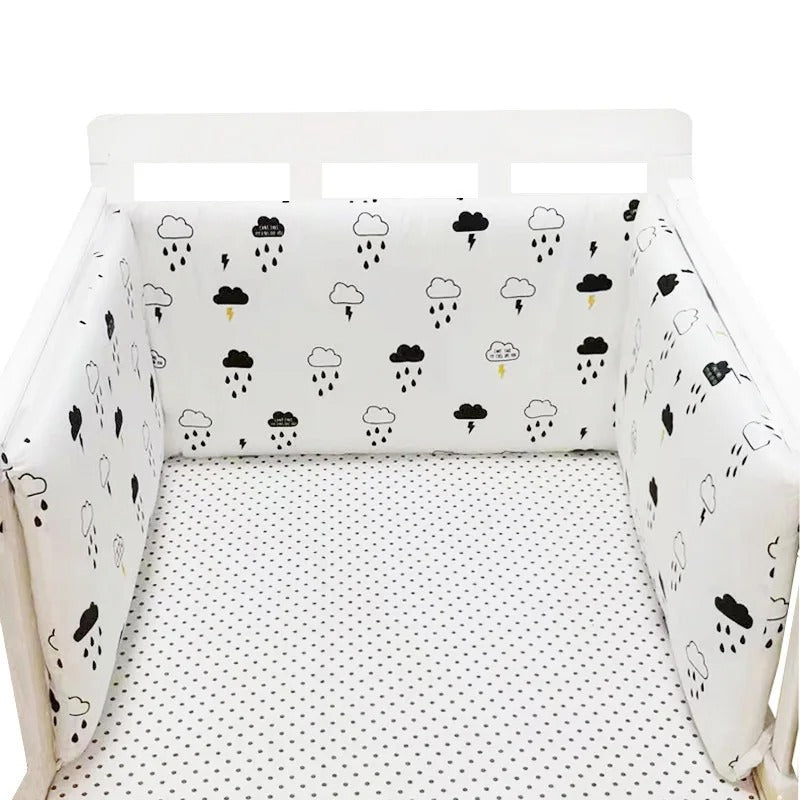 Tour-de-lit-bebe-bedbump-nuages-noir-blanc